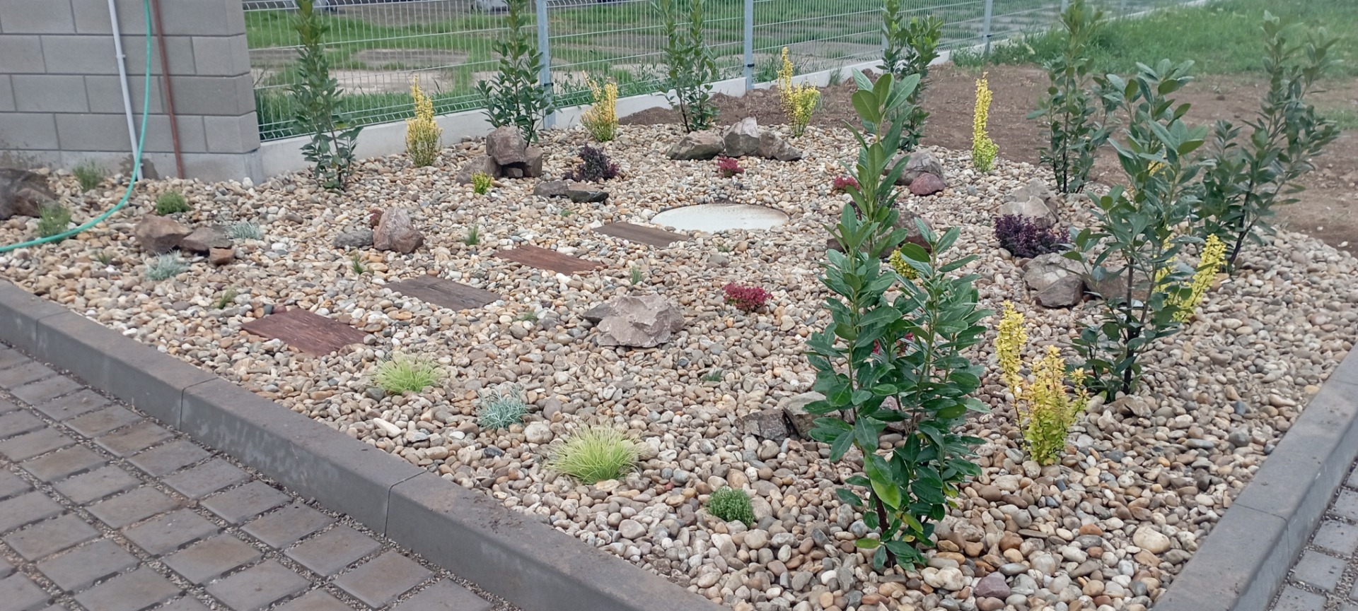 Úprava okrasného záhonu po realizaci