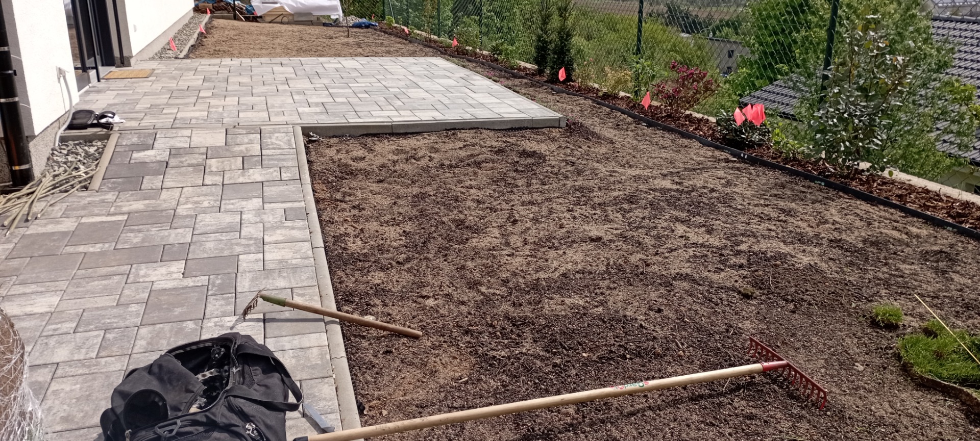 Pokládka travního koberce před