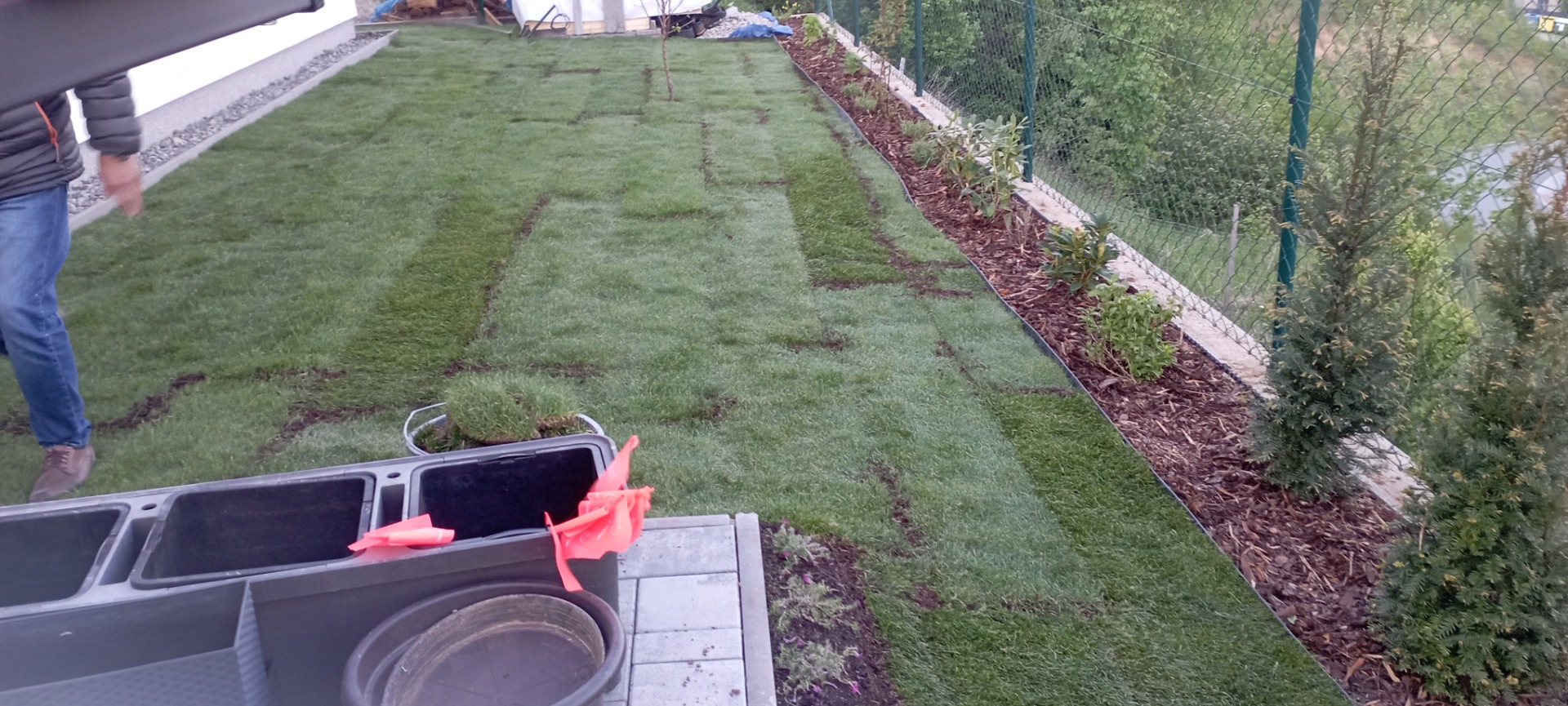 Pokládka travního koberce po realizaci