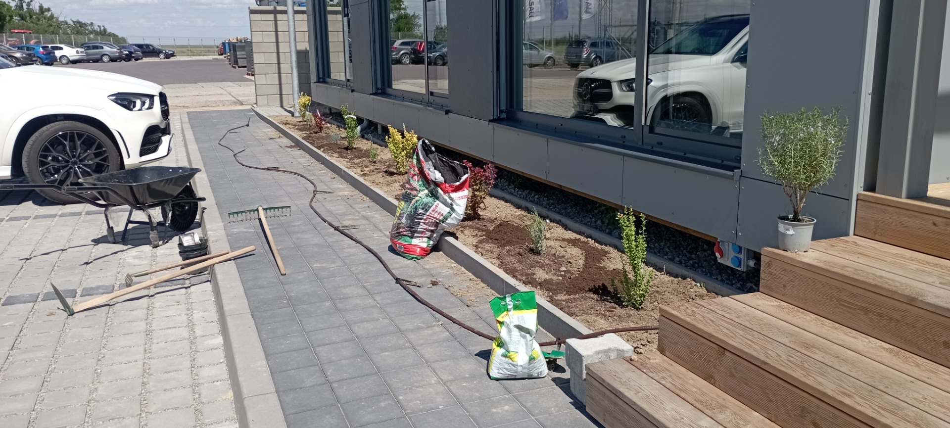 Úprava okrasného pásu před realizací