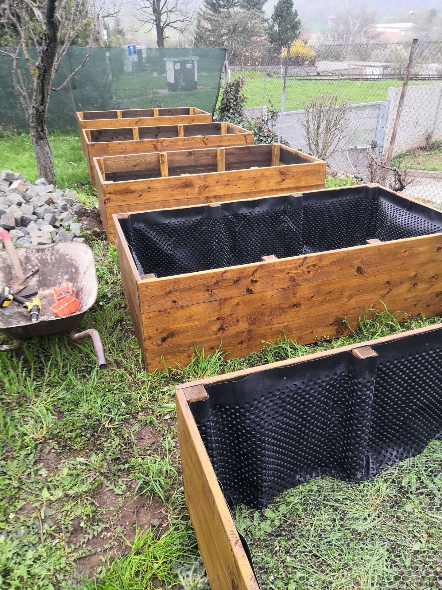 Výroba vyvýšených záhonů s nátěrem