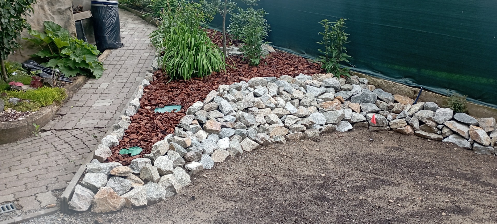 Úprava záhonů po realizaci