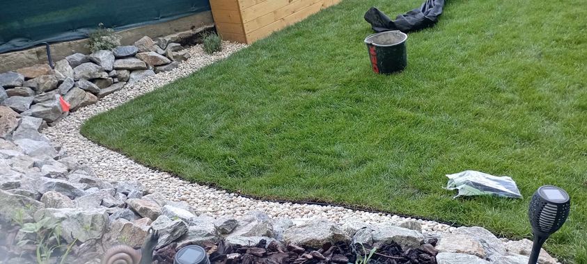 Pokládka travního koberce, dodání vyvýšených záhonů a celková úprava zahrady po realizaci