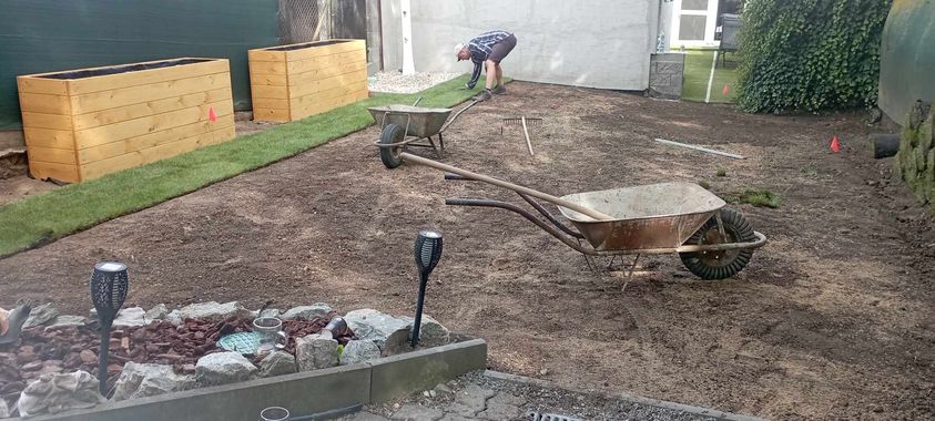 Pokládka travního koberce, dodání vyvýšených záhonů a celková úprava zahrady před realizací